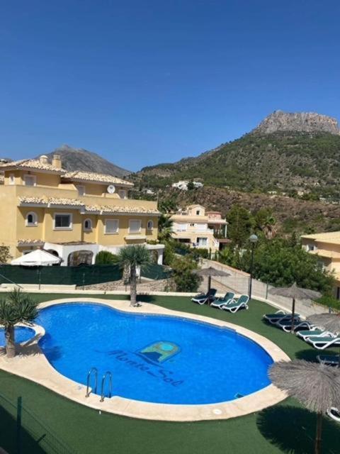 Chalet Adosado Con Vistas Al Mar 卡尔佩 外观 照片